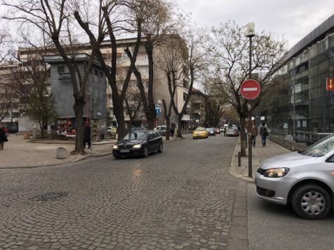 Младежи свалиха две гуми на Рено в центъра, не стигнаха далеч