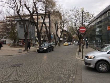 Младежи свалиха две гуми на Рено в центъра, не стигнаха далеч