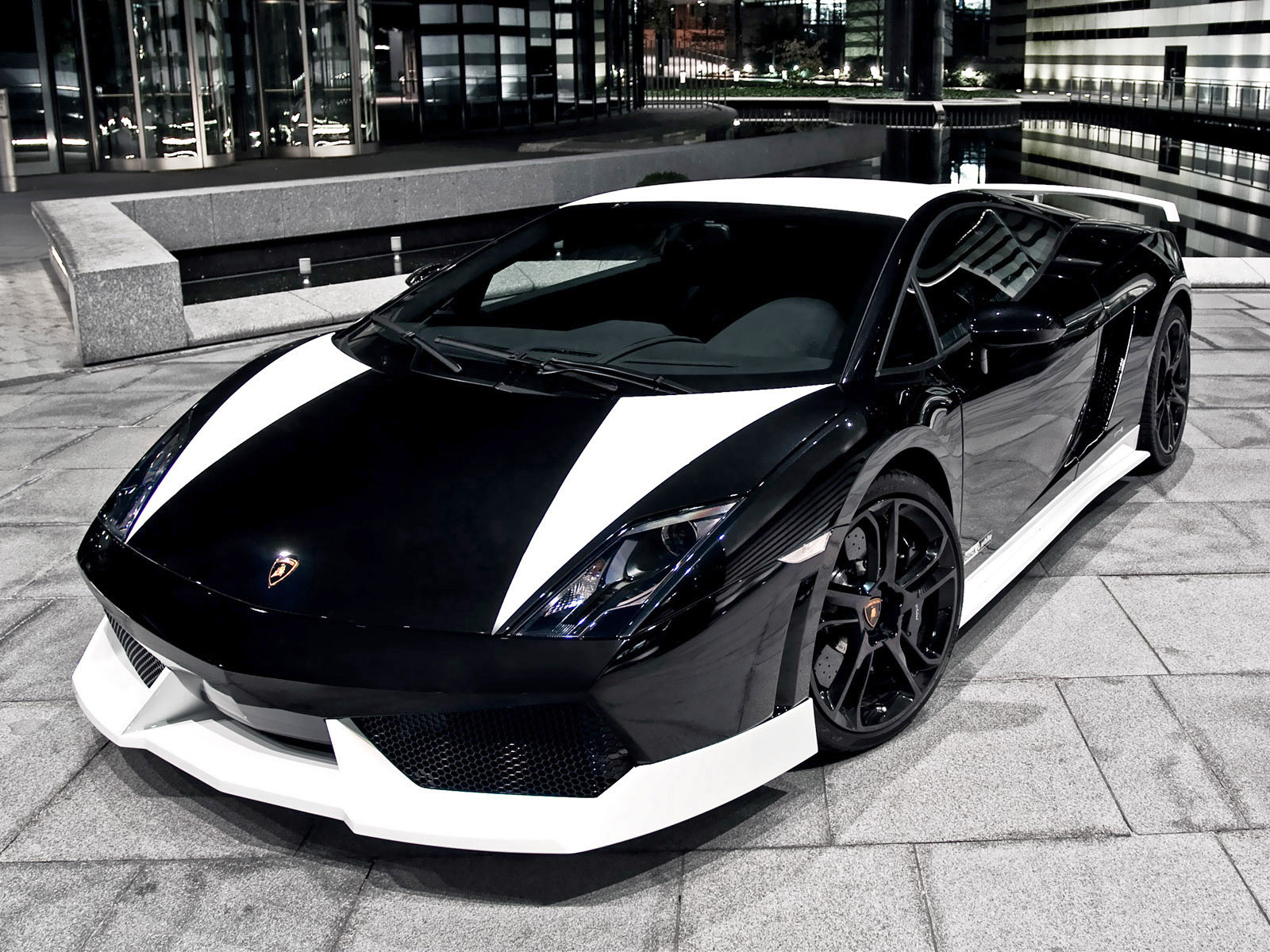 Най-откачените модели Lamborghini са скрити в гараж в Токио (ВИДЕО)