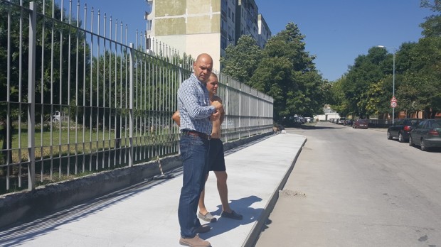 Нови тротоари в "Тракия", може да сложат и пейки