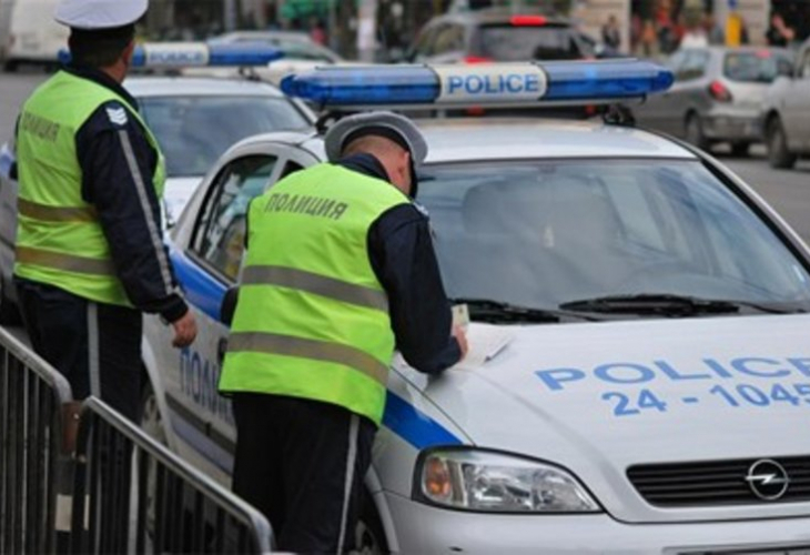 Дрогиран шофьор подхвърли пари на пътни полицаи и вече съжалява жестоко