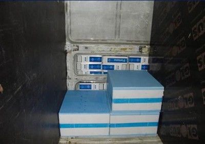 Гранични полицаи откриха над 400 000 нелегални цигари в тайник на бус (Снимки)