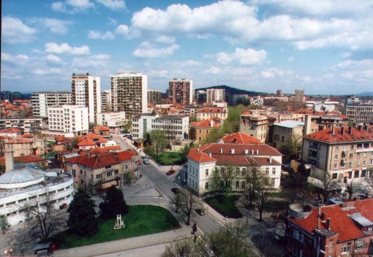 Ямбол: Общината продължава обработката на тревните площи в междублокови пространства, квартали и паркове против кърлежи