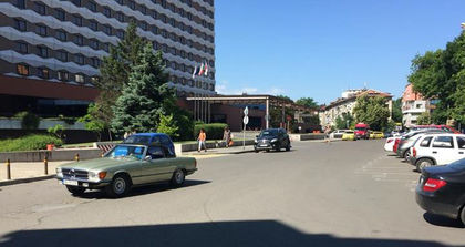 Ретро мерцедес събра погледите днес пред Новотела