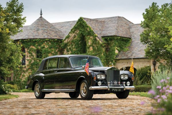Търг за лимузината на Чаушеску Румънският диктатор поръчва Rolls-Royce Phantom V State Landaulet през 1966 г.