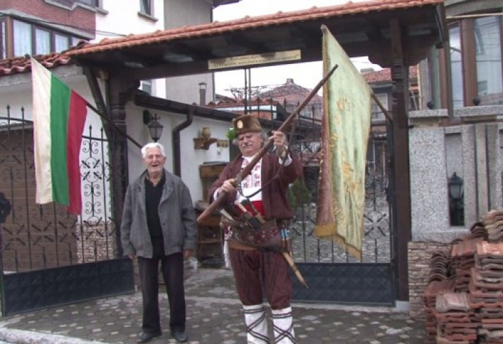 Този пенсиониран учител по история направи нещо уникално с бащината си къща (СНИМКИ)