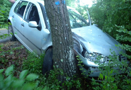 Пенсионер се заби в дърво на пътя между Варна и Бяла и стана най-страшното!