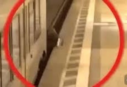 Пътник се опита да претича през релсите на метрото, но бе смазан между мотрисата и перона (УЖАСЯВАЩО ВИДЕО)