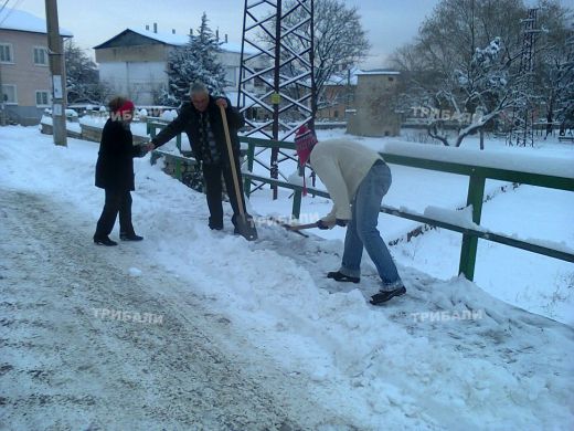 Селски кмет грабна лопатата да рине сняг