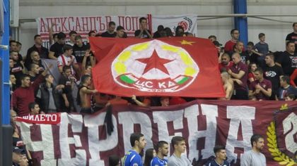 Феновете на ЦСКА запалиха димка и хвърлиха бомбичка в залата в Монтана (видео)