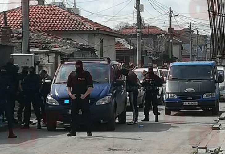Жандармерия щурмува цигански квартал в Бургас, ромски барон и свитата му са арестувани (СНИМКИ)