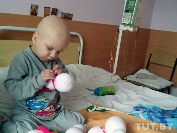 4-годишното момченце, което само шие играчки, за да плати лечението си!