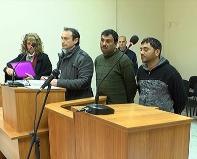 Каруцарите-нападатели на полицаи остават за постоянно в ареста