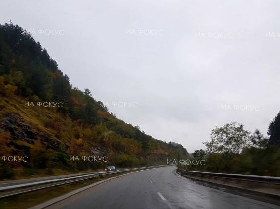 Велико Търновово: Все още е в сила предупреждението за опасност от падащи камъни в Прохода на Републиката, пътят е мокър, на места - хлъзгав, но обработен