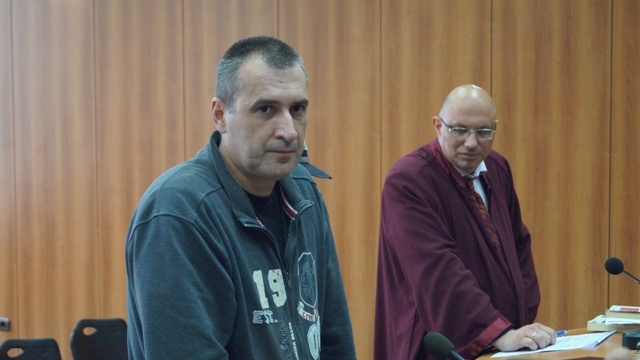 По щангата на полицая, обвинен в убийството на родителите си, откриха чужда ДНК!