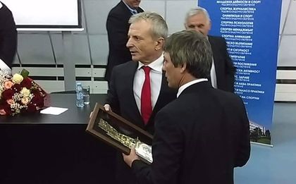 Ганчев уважи награждаване на боса на борбата, мълчи за ЦСКА
