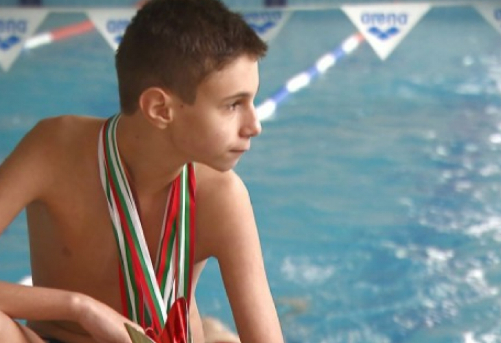 Героизъм: Българче с аутизъм и страх от водата трупа медали по... плуване!