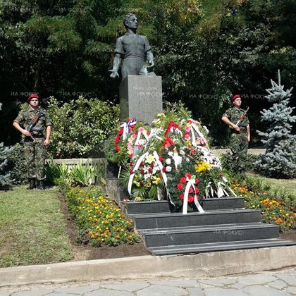 Пловдив: С полагане на венци и цветя в града беше почетена паметта на Васил Левски