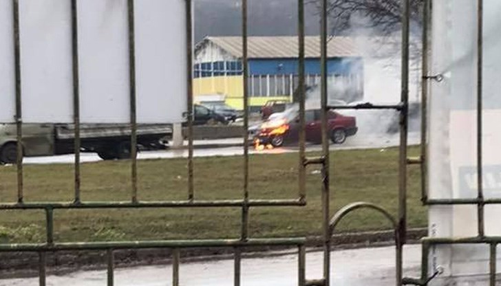 Автомобил горя на булевард 