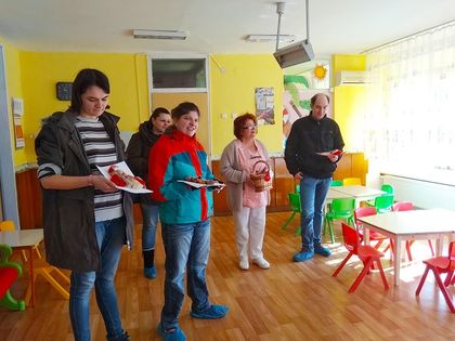 Добрич: Младежи с увреждания подариха мартенички на детските ясли в града
