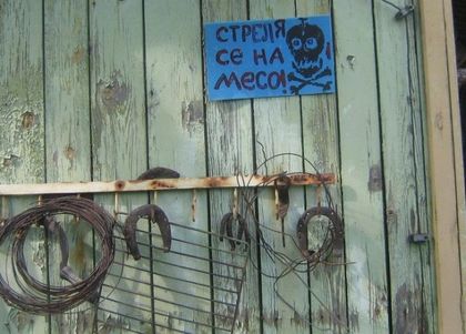 Отчаян от крадливи роми плаши със стрелба на месо