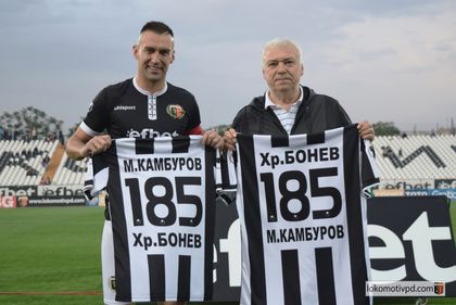 Христо Бонев и Мартин Камбуров получиха специални фланелки от името на клуба
