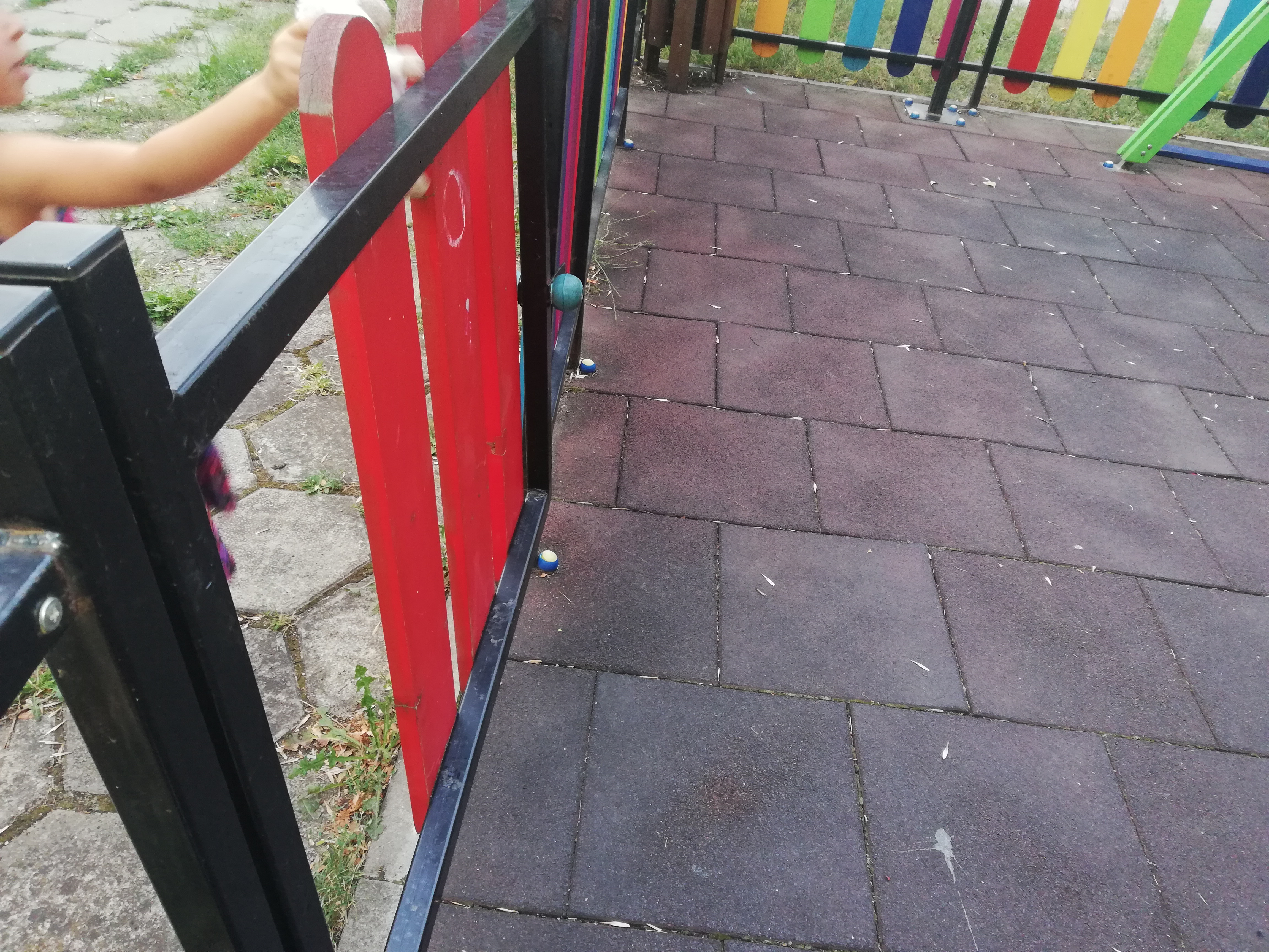 Опасна детска площадка в сърцето на столицата – липсват греди, стърчат пирони!