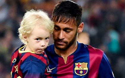 Майката и сина на Неймар се преместиха в Барселона