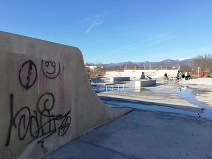 Скейтърската площадка в Казанлък отново работи