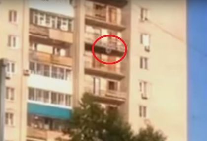 Младеж реши да докаже, че може да лети и скочи от 13-ия етаж (ВИДЕО)