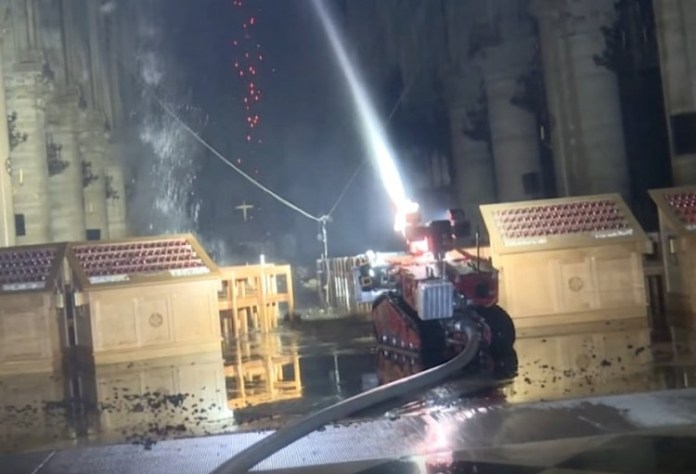 Дронове и роботът Колос са помагали в спасението на катедралата Нотр Дам
