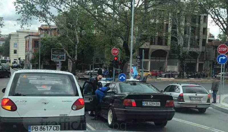СНИМКИ: БМВ-то катастрофирало днес в подлеза на Пощата в Пловдив, преди няколко дни се заби в патрулка!