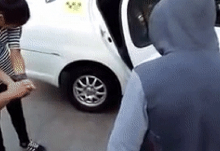 Бакшиши гнусно се гаврят с две девойки (ВИДЕО)