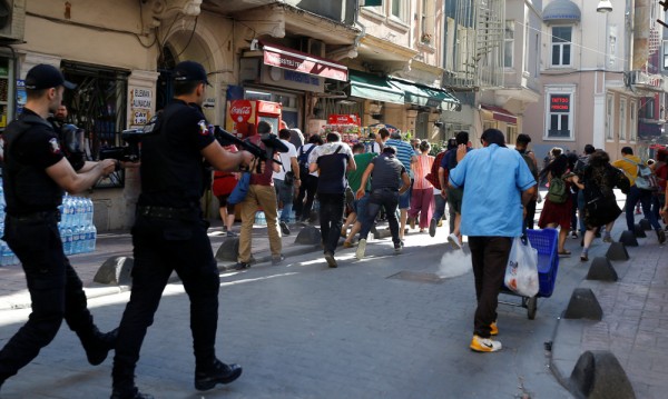 Полицията в Истанбул с гумени куршуми срещу гей парада