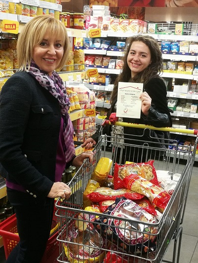 Омбудсманът Мая Манолова събра шест колички хранителни продукти за пенсионери в столичен хипермаркет в акция „Купи и сподели“