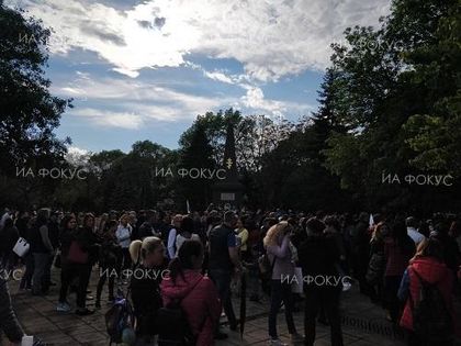 Варна: Родители се събраха на протест срещу Национална стратегия за детето