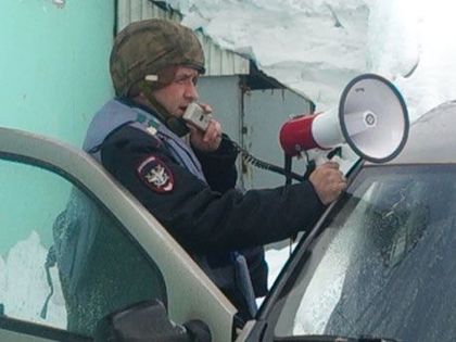 Изтрещял мъж взе жена си за заложница, стреля на месо по полицаи