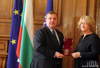 Министър Каракачанов, откога многомилионните данъчни длъжници като Венелина Гочева се наричат будители?!