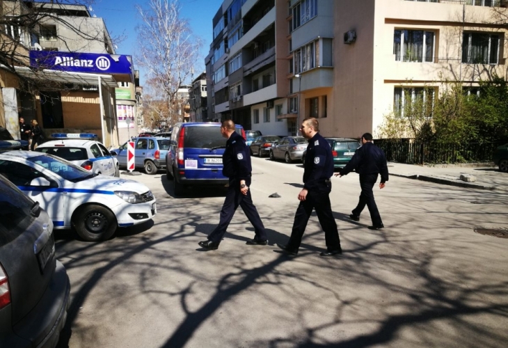 Полицаи с три патрулки и група за задържане с бронежилетки и качулки тарашиха блок във Варна за... адресни регистрации!