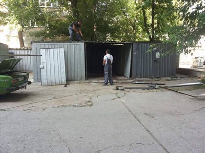 Вижте как собственици на гаражи в центъра ги демонтират сами