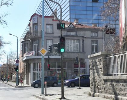 Пак не могат да бутнат къщата на Марково тепе