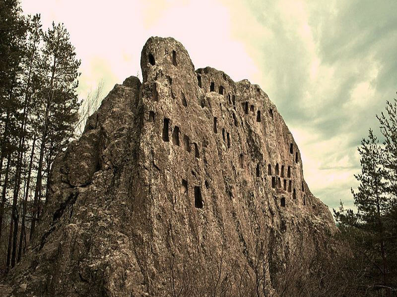 Мистерии и митове за Трапецовидните скални ниши в Източните Родопи