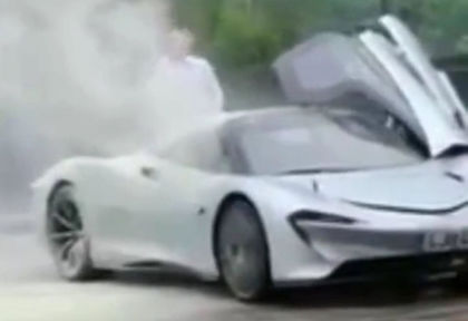 Най-скъпата суперкола McLaren изгоря по време на тестове (ВИДЕО)