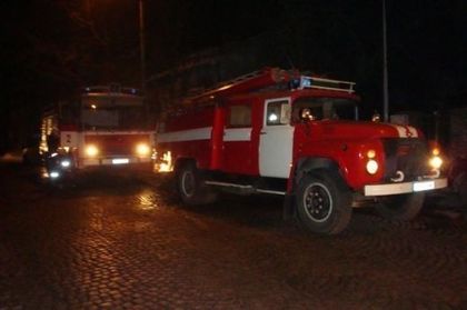 5-метрови пламъци излизат от джипа на полицай