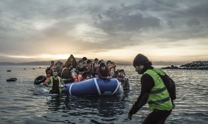Спасиха над 650 мигранти в Средиземно море