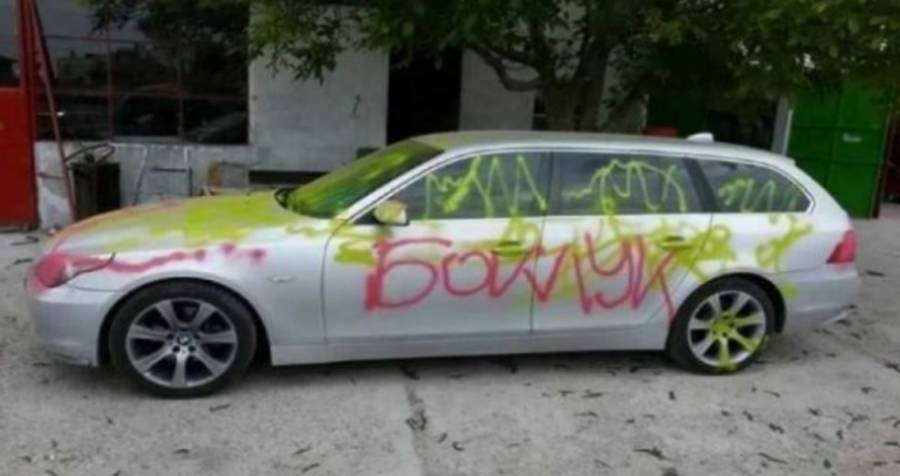 Зверски омацаха БМВ, паркирало неправилно