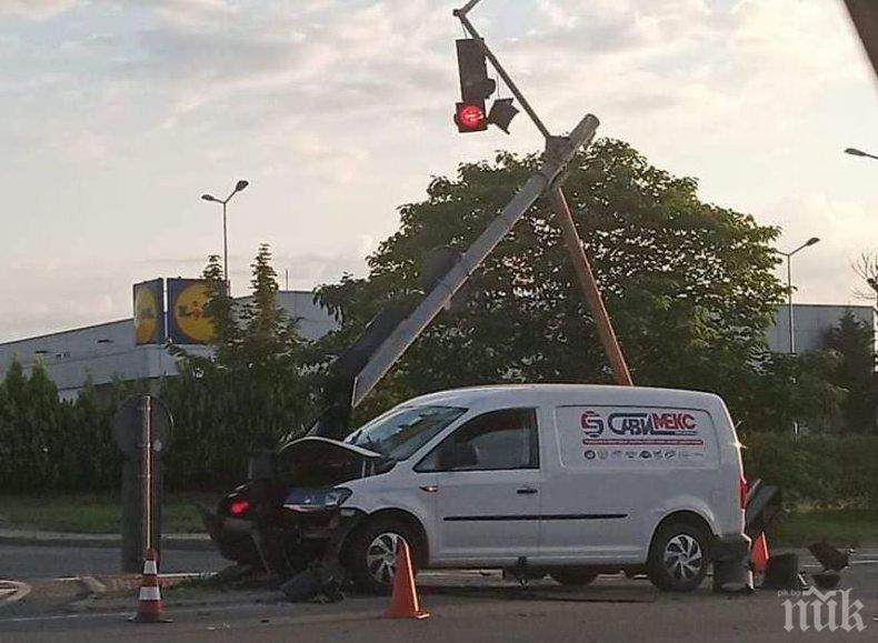 Зрелищна катастрофа в Бургас: Баничарка отнесе светофар (СНИМКИ)
