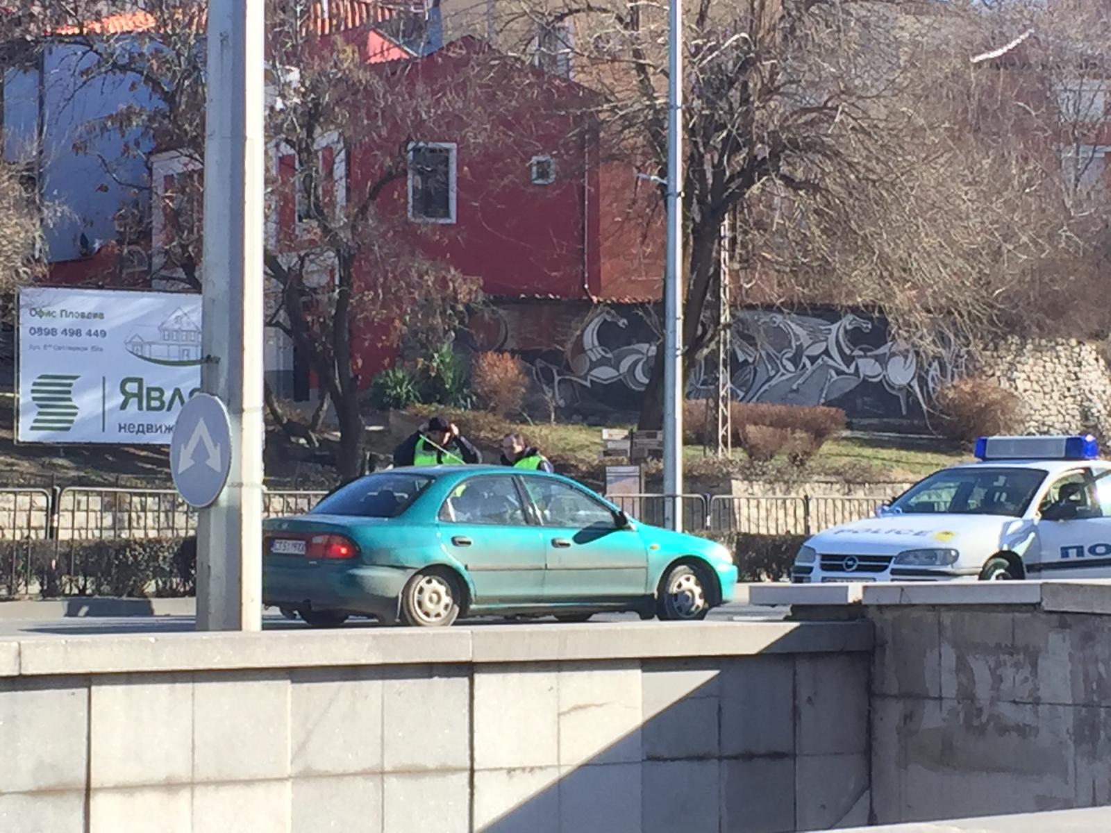 Старозагорски и хасковски автомобили пробваха да минат през Тунела, полицаите не мислеха така