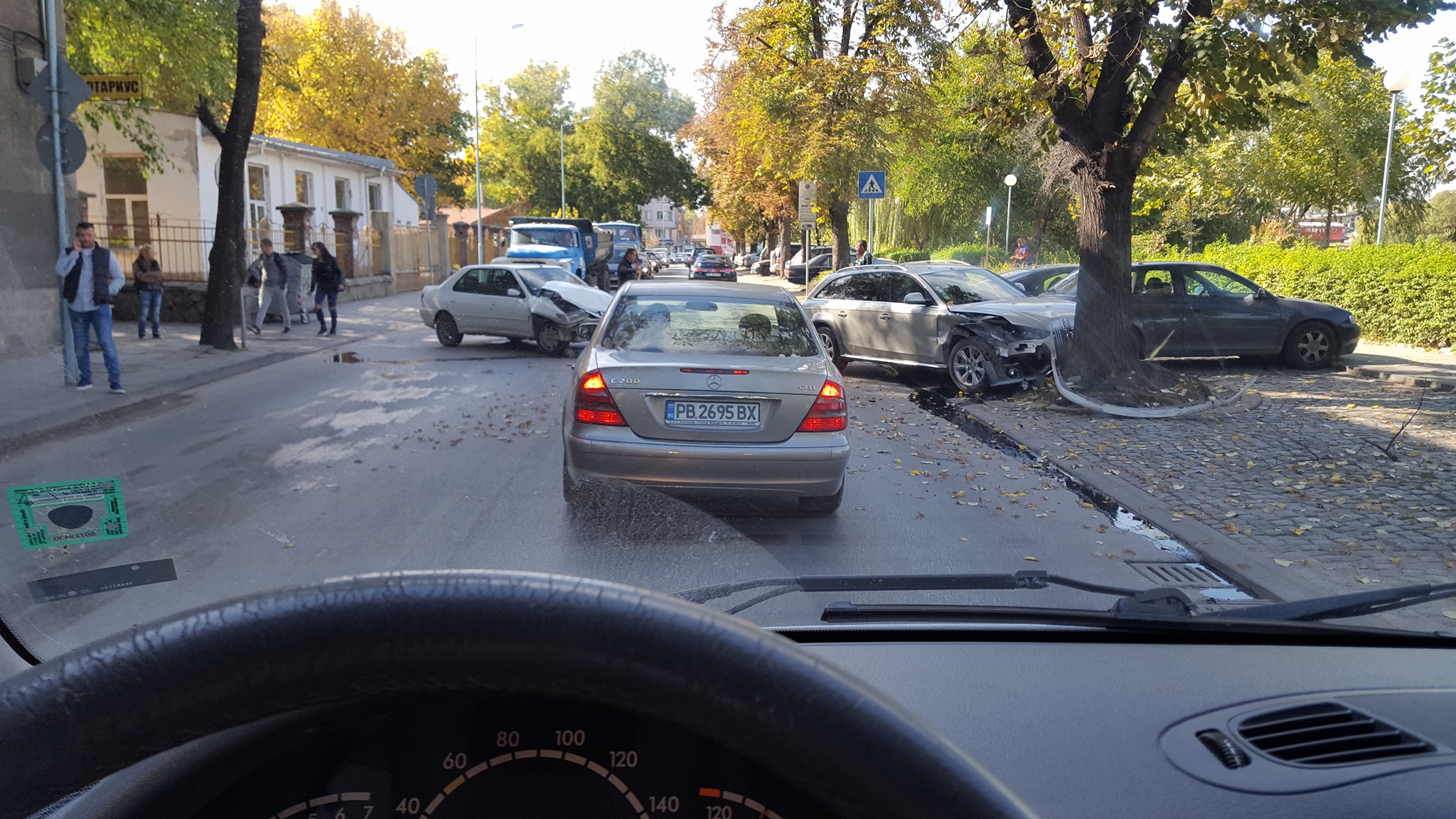 Пежо и Ауди се смляха до училище в Пловдив, брутално задръстване на бул. Марица (СНИМКА)