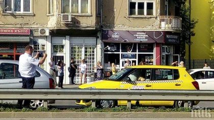 ОТ ПОСЛЕДНИТЕ МИНУТИ! Таксиметров шофьор без книжка блъсна 9 коли в столицата (СНИМКА)